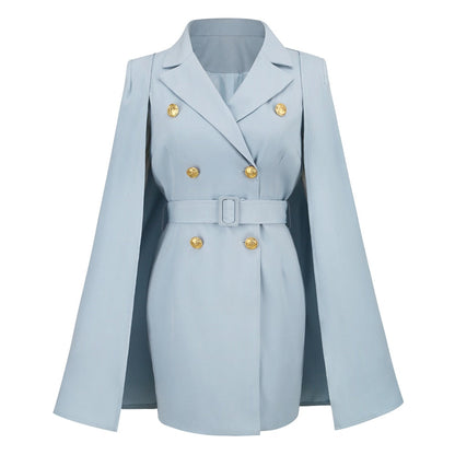 Hellblauer Damen-Cape-Blazer mit goldenen Knöpfen und Gürtel, elegantes Design.