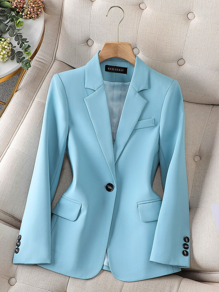 Hellblauer Damenblazer, elegantes Design, Ein-Knopf-Verschluss, ideal für Business-Outfits.