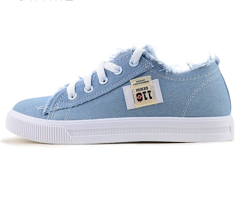 Hellblauer Damen-Sneaker aus Denim mit weißen Schnürsenkeln und Gummisohle.