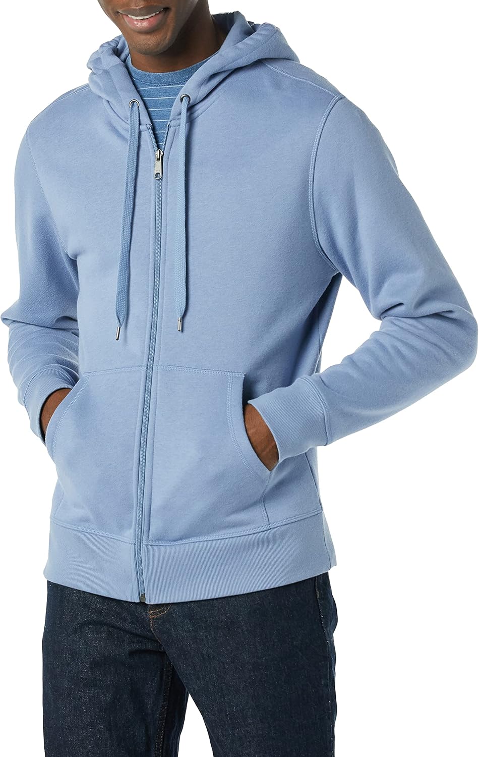 Mann in hellblauer Kapuzenjacke mit Reißverschluss und Kordelzug, lässige Mode, Freizeitkleidung.
