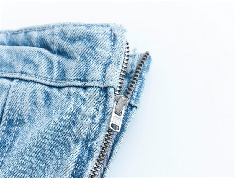 Hellblaue Jeans mit Reißverschluss, Denim-Stoff, Nahaufnahme, modische Bekleidung.