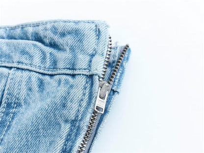 Hellblaue Jeans mit Reißverschluss, Denim-Stoff, Nahaufnahme, modische Bekleidung.