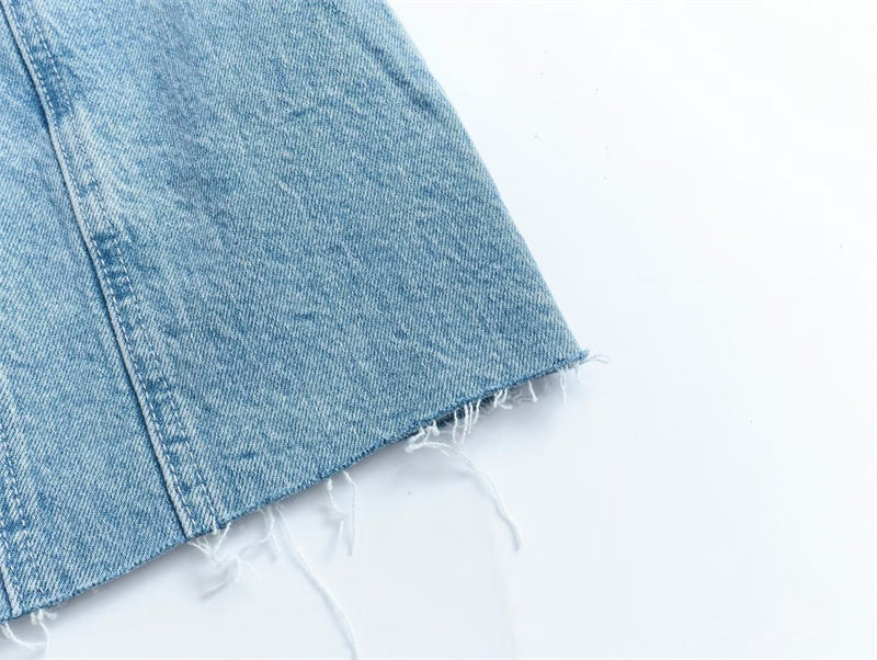 Hellblauer Jeansstoff mit ausgefranstem Saum, Denim, modisch, robust, lässig.