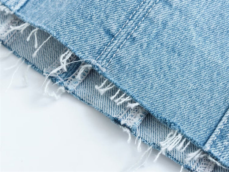 Hellblauer Jeansstoff mit ausgefransten Kanten, Nahaufnahme, Denim, Textur, Mode, Detailansicht.