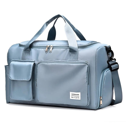 Hellblaue Reisetasche mit mehreren Fächern, verstellbarem Schultergurt und Reißverschlüssen.