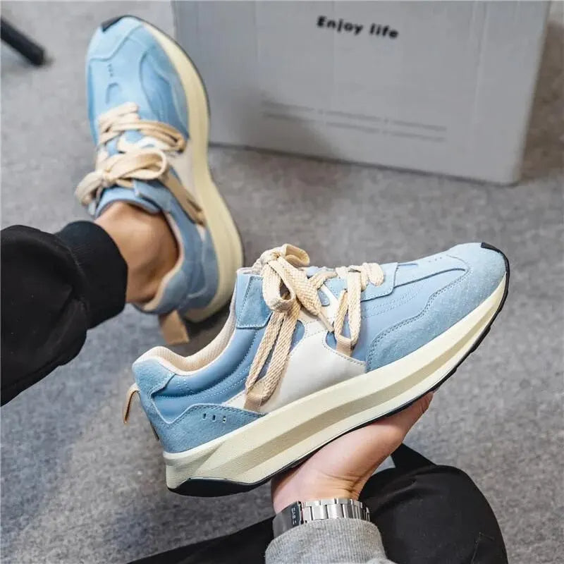 Hellblaue Herrensneaker, Wildleder, elastische Schnürsenkel, lässiger Stil, bequem.
