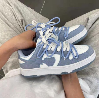 Hellblaue und weiße Sneaker mit Herzdesign, Freizeitschuhe, modisch, bequem.