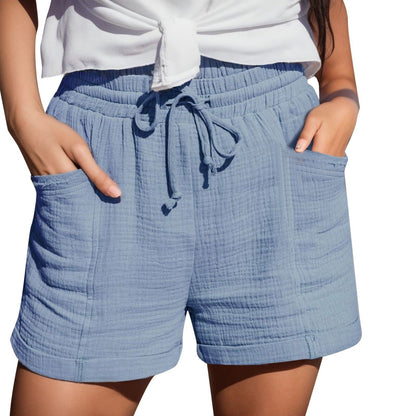 Frau in blauen Baumwollshorts mit Taschen und Kordelzug, Sommermode, Freizeitkleidung.
