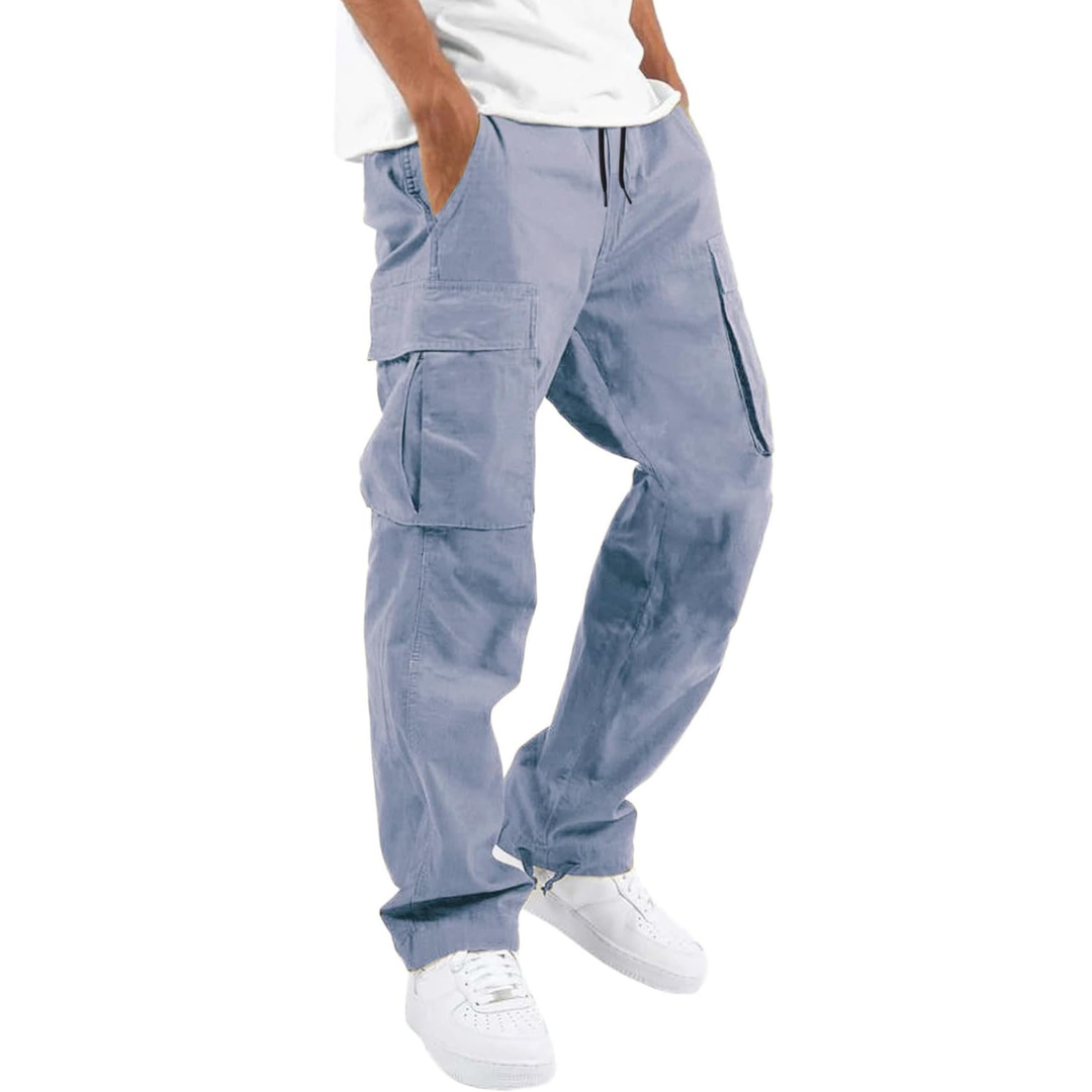 Mann in blauer Cargo-Hose und weißen Sneakers, lässige Mode, Herrenbekleidung.