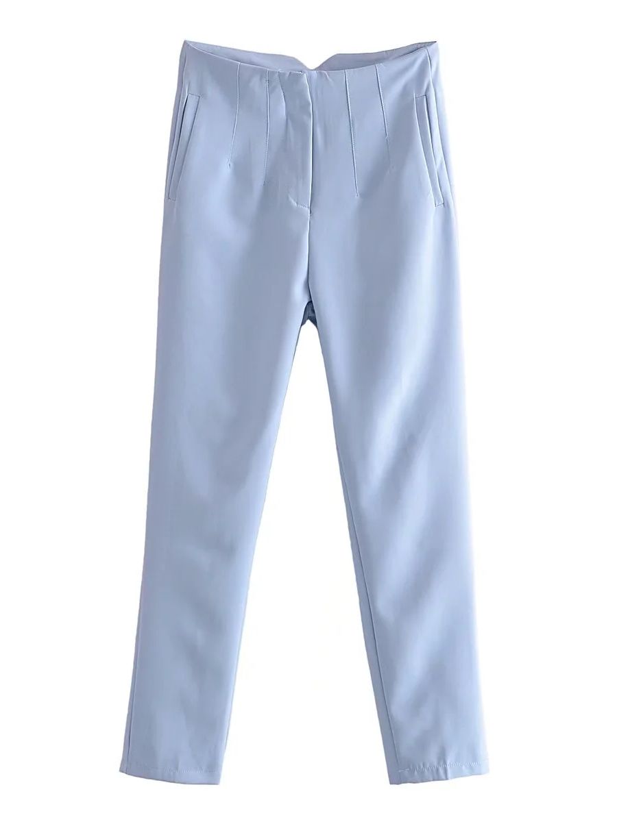 Hellblaue Damenhose, schmal geschnitten, mit Taschen, elegantes Design, aus Baumwollmischung.