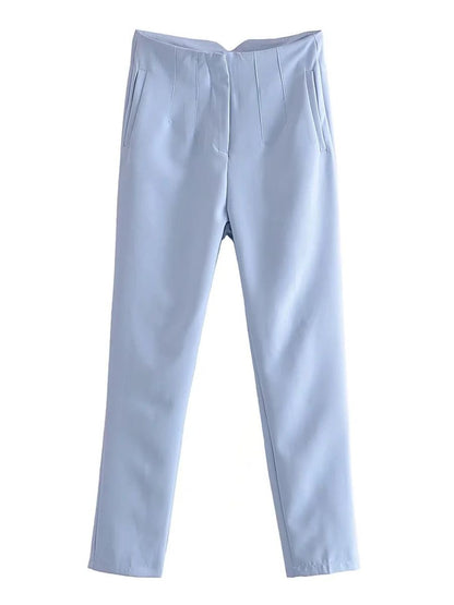 Hellblaue Damenhose, schmal geschnitten, mit Taschen, elegantes Design, aus Baumwollmischung.