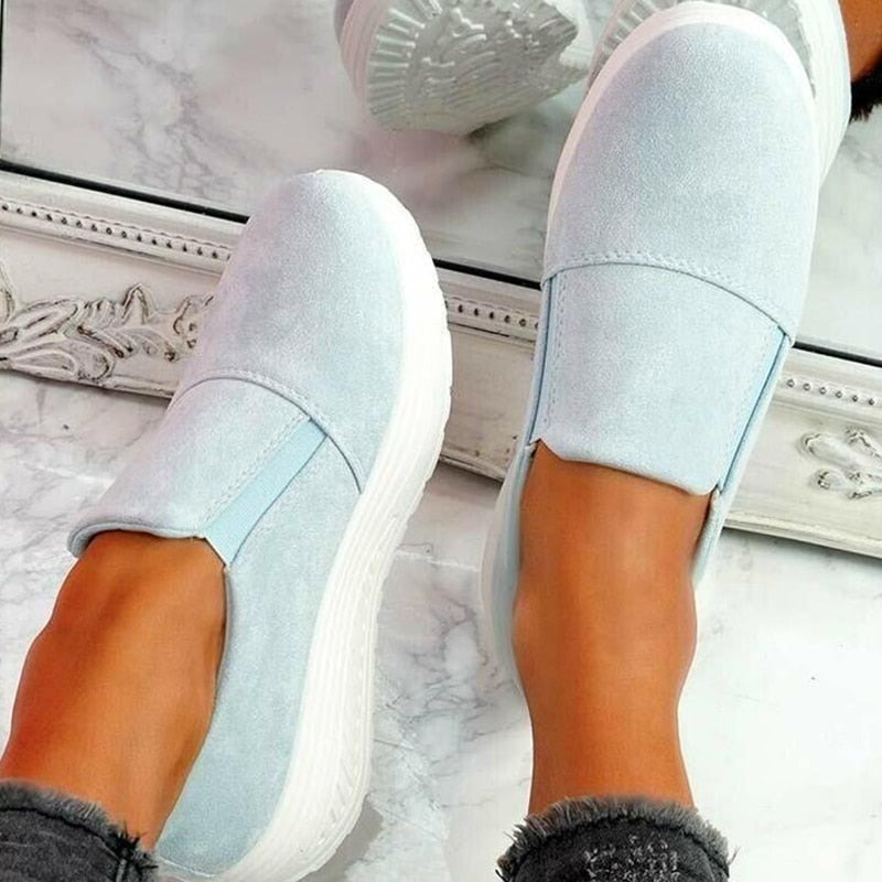 Damen Slip-On Sneaker, hellblau, Wildleder, weiße Sohle, bequem, modisch, Freizeitmode.