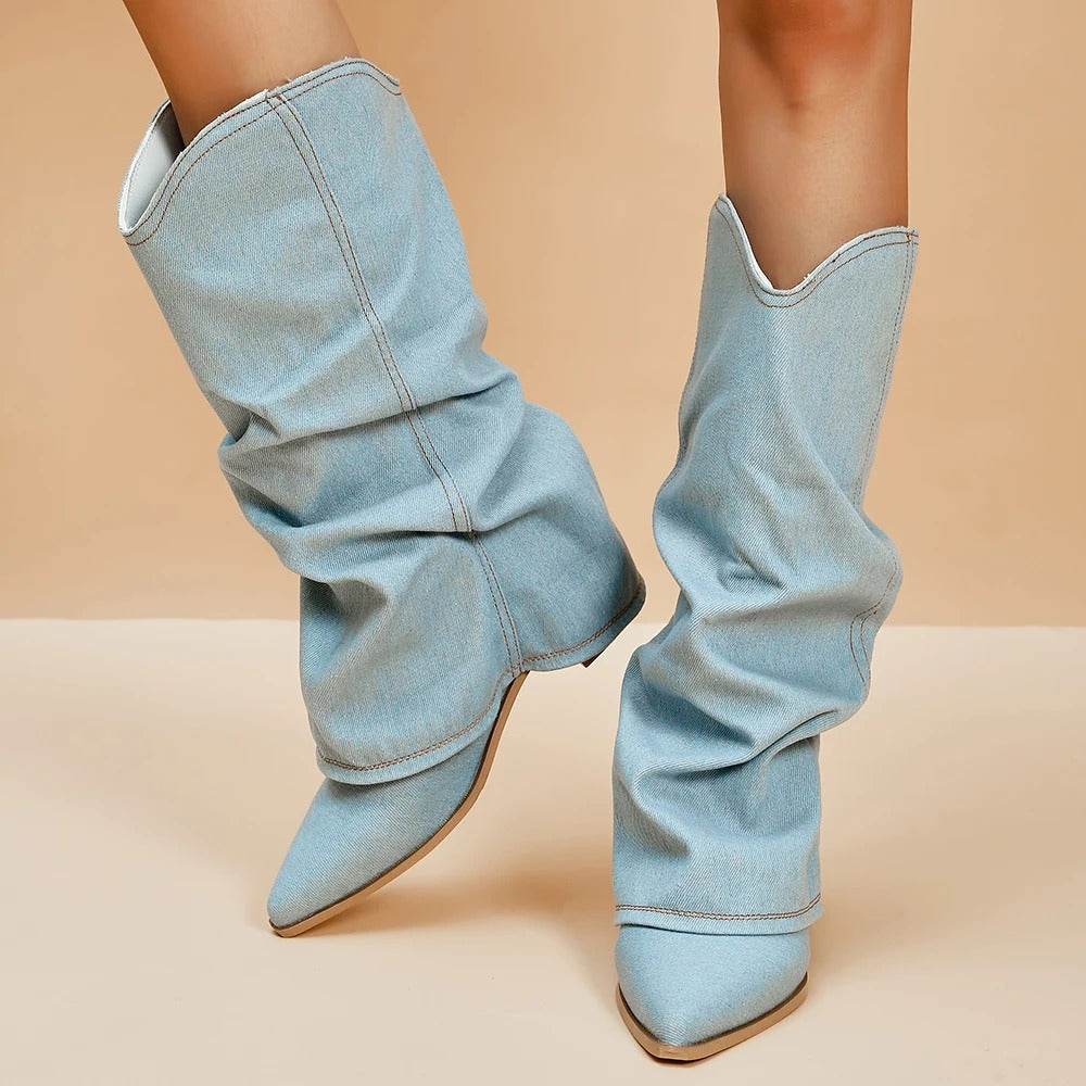Damen Stiefel aus hellblauem Denim, kniehoch, spitz zulaufend, modisch, lässig.