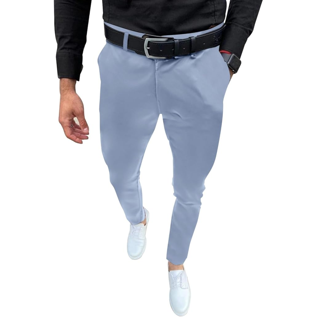Mann in hellblauer Chinohose, schwarzem Hemd, weißem Sneaker, schwarzem Gürtel, Armbanduhr.