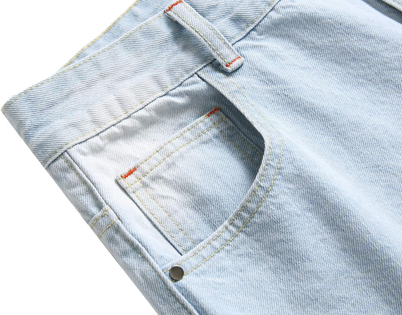 Hellblaue Jeans aus Baumwolle, Nahaufnahme der Vordertasche, modische Damenbekleidung.