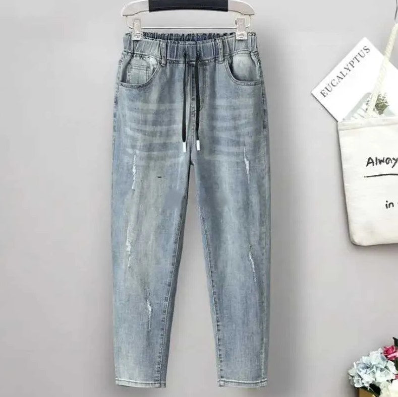 Hellblaue Jeanshose mit elastischem Bund, Kordelzug und Taschen, lässiger Stil für Damen.
