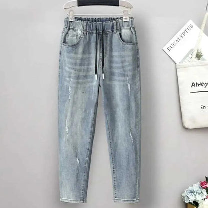 Hellblaue Jeanshose mit elastischem Bund, Kordelzug und Taschen, lässiger Stil für Damen.