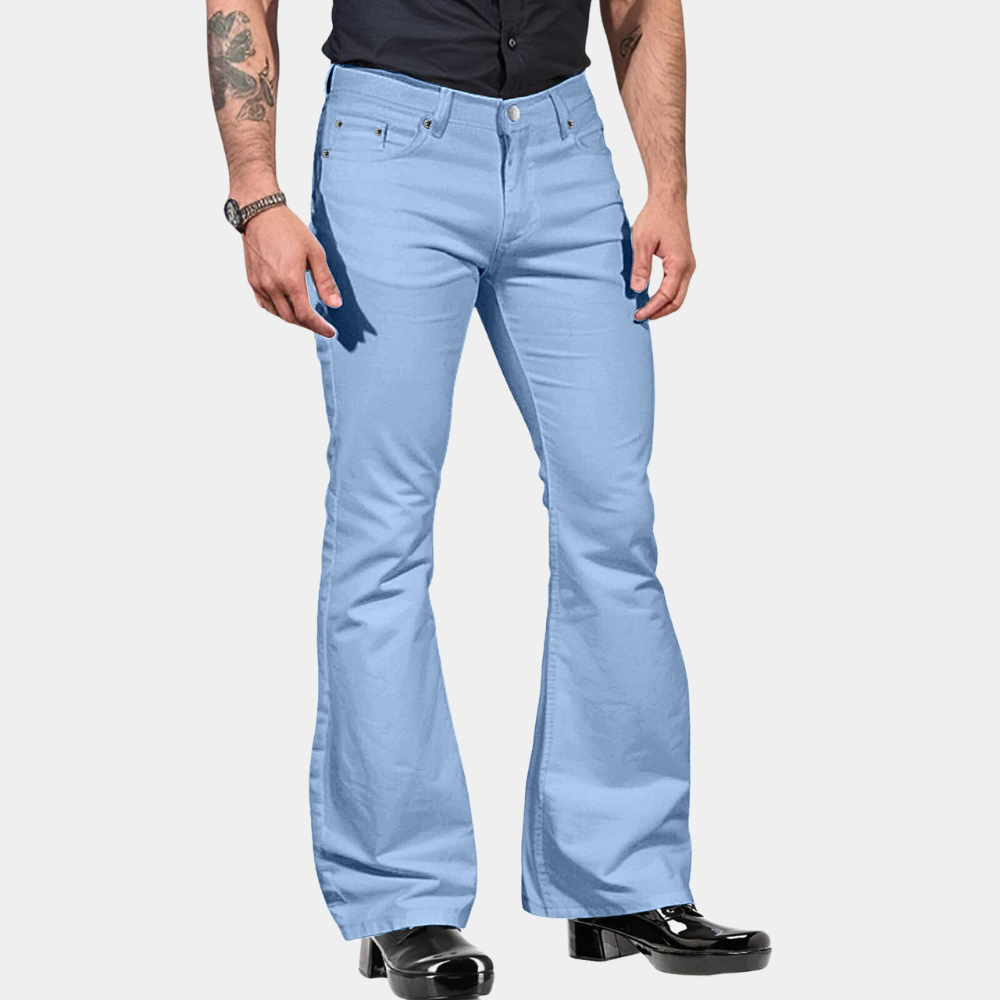 Mann in hellblauer Schlaghose, Denim, modisch, Retro-Stil, Herrenmode, 70er-Jahre-Look.