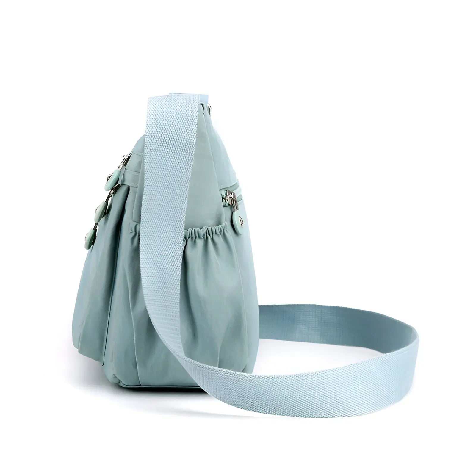 Hellblaue Umhängetasche aus Nylon mit breitem Schultergurt, seitlicher Ansicht.