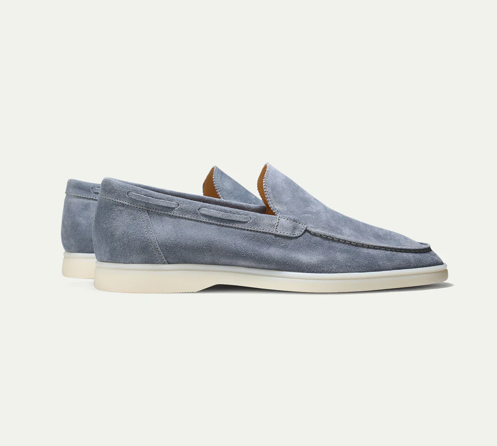 Blaue Wildleder-Loafers für Herren, stilvoll und bequem, mit weißer Sohle.
