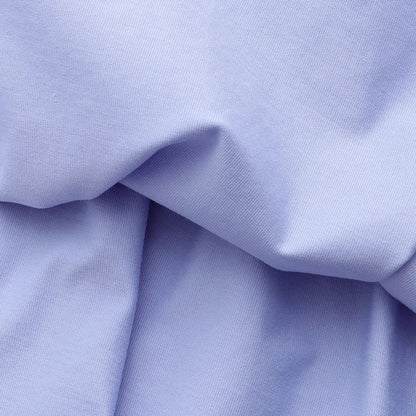 Hellblauer Baumwollstoff, Nahaufnahme, weiche Textur, ideal für Kleidung und Heimtextilien.