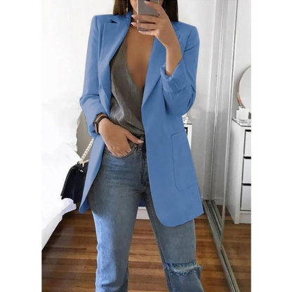 Frau in hellblauem Damenblazer, grauem Top und Jeans, modisch, elegant, Freizeitkleidung.