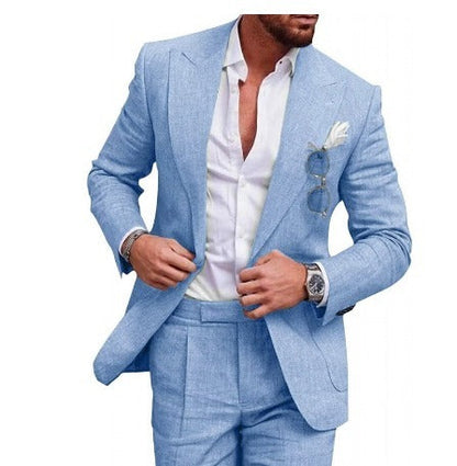 Eleganter hellblauer Anzug für Herren, Leinen, mit weißem Hemd und Accessoires.