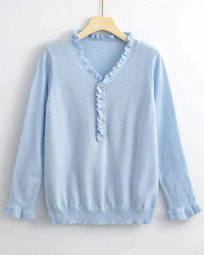 Hellblauer Damenpullover mit Rüschen, V-Ausschnitt, Knöpfen, weiches Material, elegant.