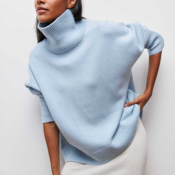 Frau in hellblauem Rollkragenpullover aus Strick, modisch, bequem, Herbstmode.