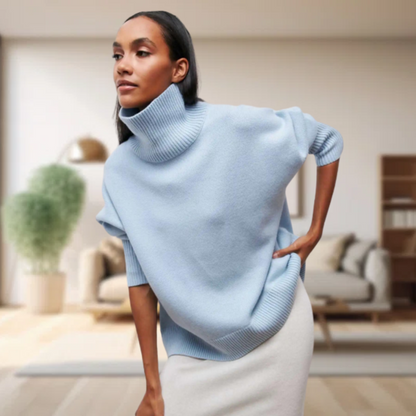 Frau in hellblauem Rollkragenpullover, modernes Wohnzimmer, elegante Mode, gemütlicher Stil.