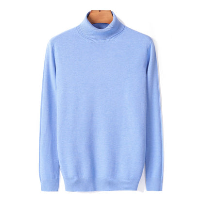Hellblauer Rollkragenpullover aus Kaschmir, Herrenmode, weiches Material, elegantes Design.