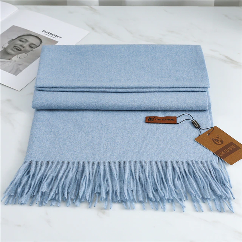 Hellblauer Kaschmirschal mit Fransen, luxuriöses Accessoire, weiches Material, modisches Design.