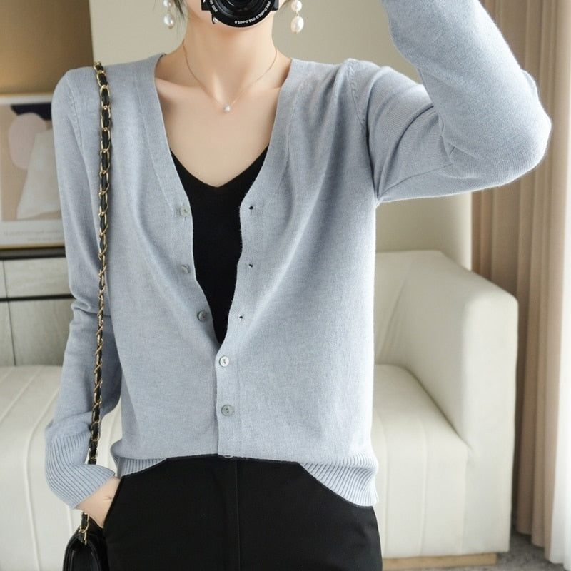 Damen Strickjacke hellblau, V-Ausschnitt, Knopfleiste, eleganter Freizeit-Look, weiches Material.