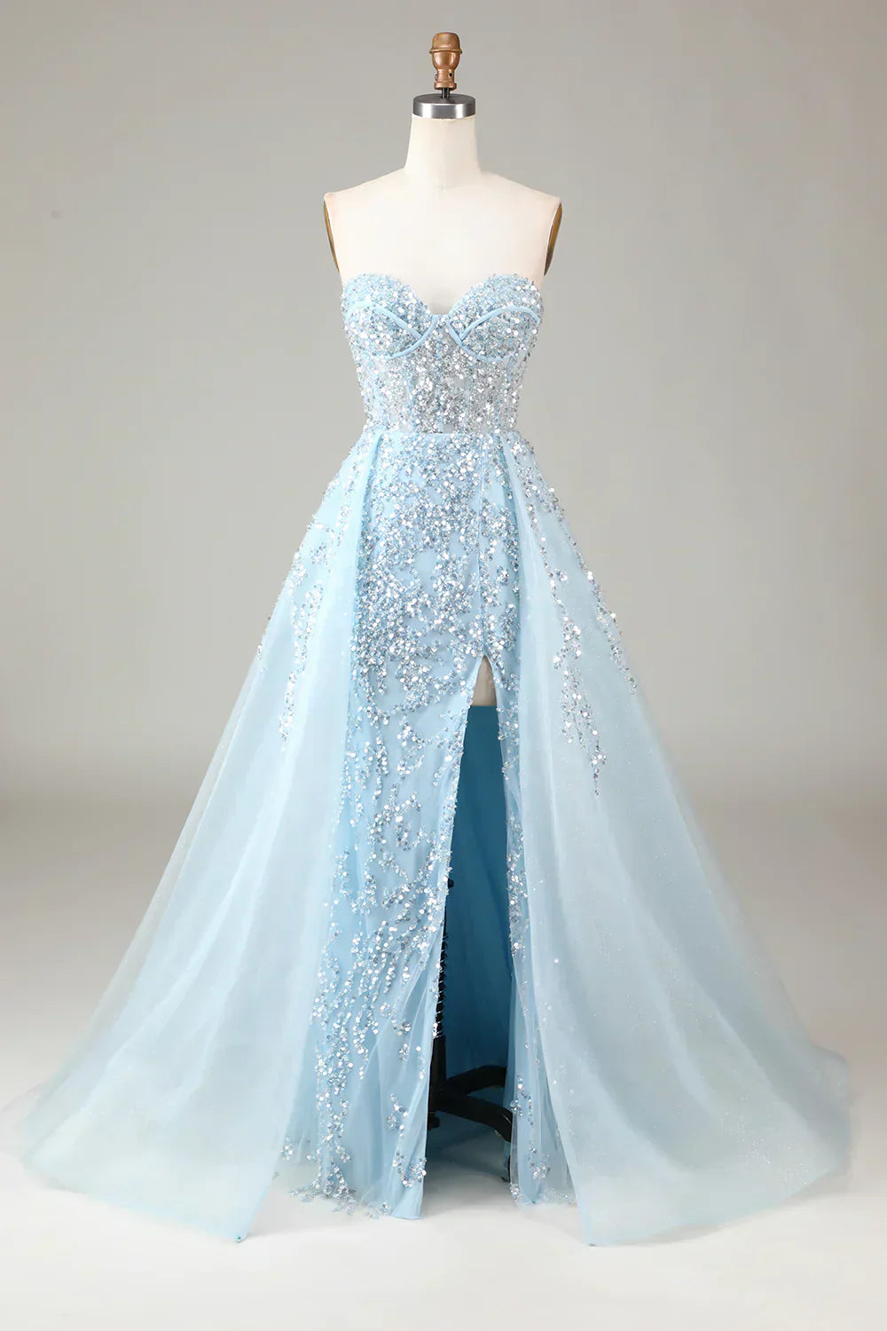 Hellblaues, schulterfreies Abendkleid mit Pailletten, Tüllrock und hoher Beinschlitz.