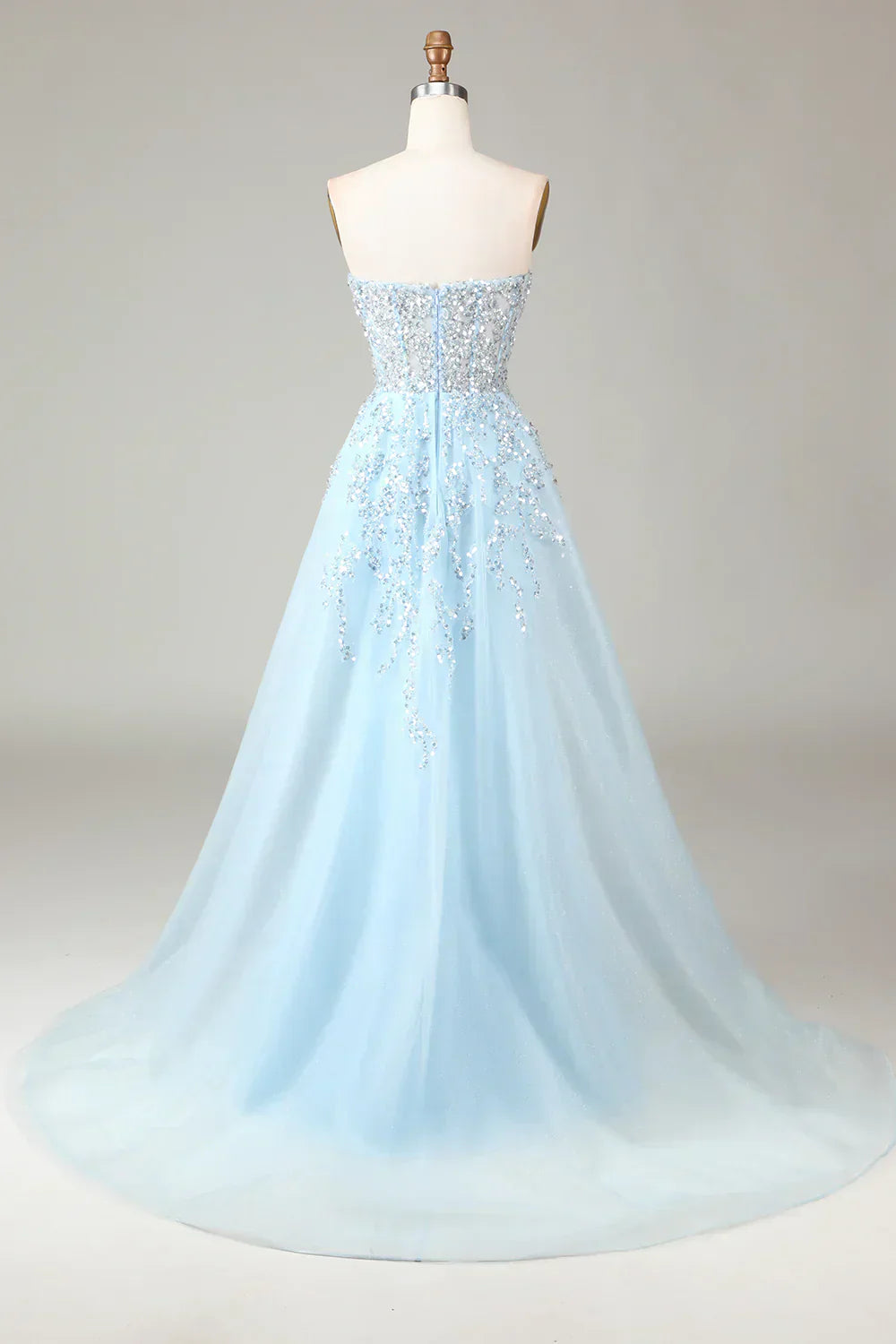 Hellblaues Abendkleid mit Pailletten, schulterfrei, bodenlang, elegantes Design.
