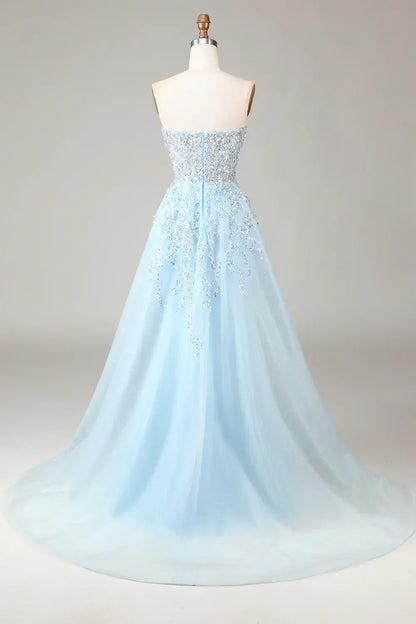 Hellblaues Abendkleid mit Pailletten, schulterfrei, bodenlang, elegantes Design.