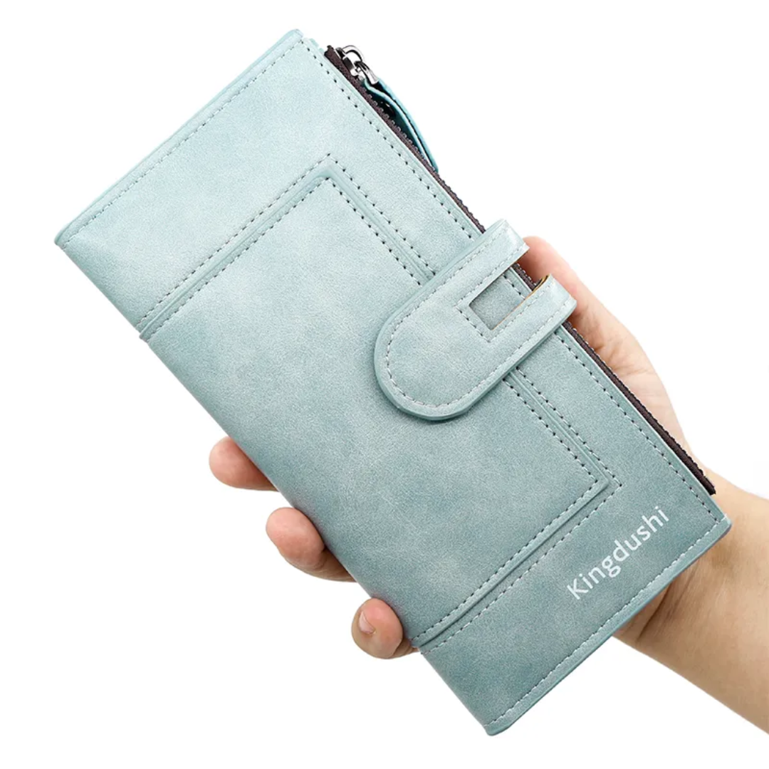 Hellblaue Damen-Geldbörse aus Leder mit Reißverschluss und Druckknopf, handgehalten.