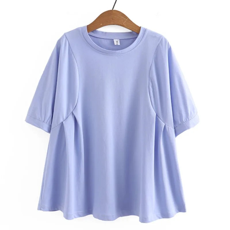 Hellblaues Damen-T-Shirt aus Baumwolle, Kurzarm, Rundhals, lässig, auf Holzkleiderbügel.