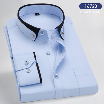 Hellblaues Businesshemd mit Kontrastkragen, Knöpfen und Manschetten, Herrenmode, elegant.