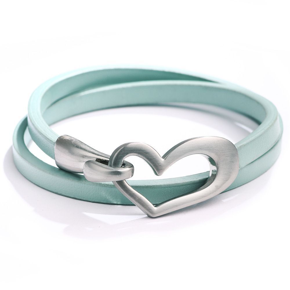 Hellblaues Lederarmband mit Herzanhänger aus Edelstahl, modisches Accessoire für Damen.