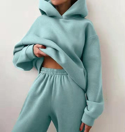 Damen Jogginganzug, mintgrün, Kapuzenpullover und Jogginghose, bequem, Freizeitmode.