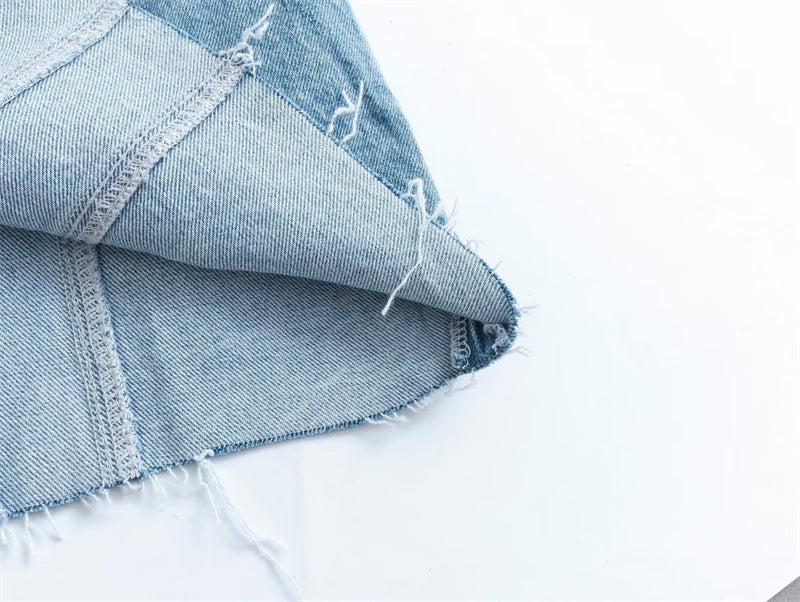 Hellblauer Jeansstoff, Nahaufnahme, Fransen, Denim, Textil, Mode, Nähmaterial, DIY-Projekt.