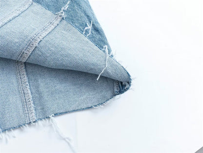 Hellblauer Jeansstoff, Nahaufnahme, Fransen, Denim, Textil, Mode, Nähmaterial, DIY-Projekt.