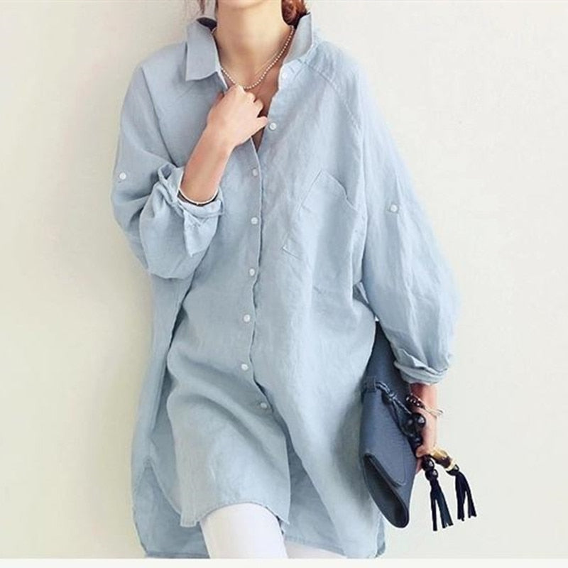 Frau in hellblauer Leinenbluse, lässig, mit Tasche, modisch, Damenmode, Freizeitlook.