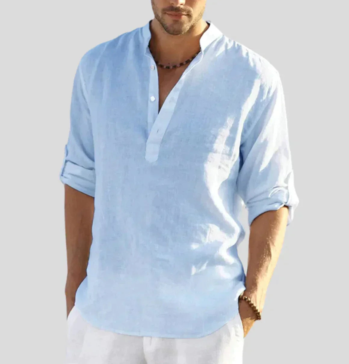 Hellblaues Herrenhemd aus Leinen, lässig, mit Stehkragen und Knopfleiste, ideal für Sommer.