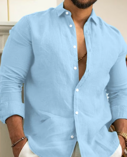 Mann in hellblauem Leinenhemd, lässig, modisch, Sommermode, Herrenbekleidung, Freizeitlook.