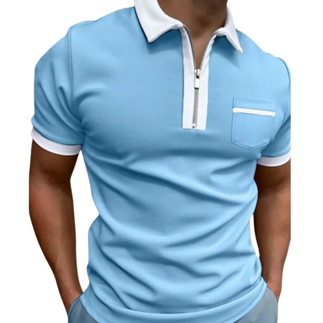 Hellblaues Herren-Poloshirt mit Reißverschluss, weißem Kragen und Brusttasche.