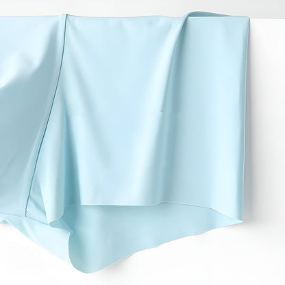 Hellblauer Satin-Stoff, weich, glänzend, Drapierung, ideal für elegante Kleider und Dekorationen.