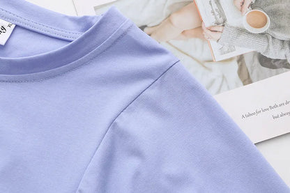 Hellblaues Baumwoll-T-Shirt, Nahaufnahme, weicher Stoff, lässige Mode, Damenbekleidung.
