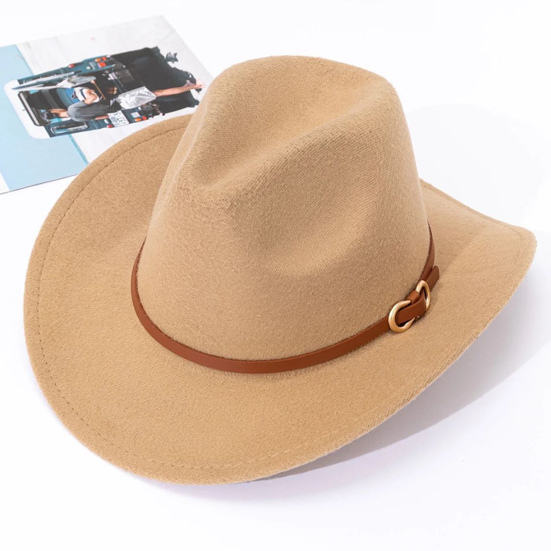 Beiger Cowboyhut aus Filz mit braunem Lederband, modisches Accessoire für Outdoor-Abenteuer.
